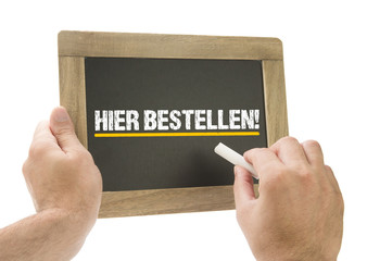 Hier bestellen! Hand schreibt auf Kreidetafel