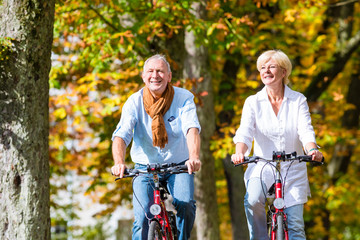 Senioren auf Fahrrad machen Tour im Park