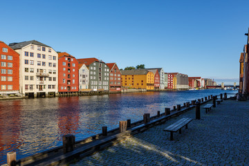 Naklejka premium Gegenüber liegt die alte Speicherstadt in Trondheim.