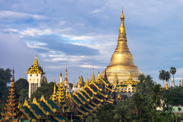 Naklejka premium golden light of Swedagon Pagoda