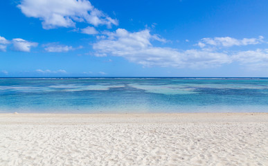 Fototapeta na wymiar strand von Flic en flac Mauritius mit Blick auf das Meer