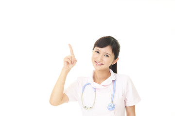 指示する笑顔の看護師