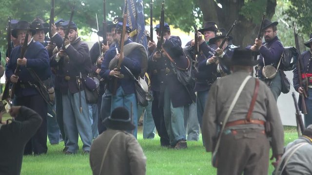 Civil War soldiers in a pitched battle