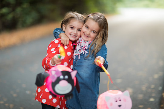 Kinder mit Laterne