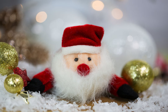 Santa Claus mit Christbaumkugeln und Schnee