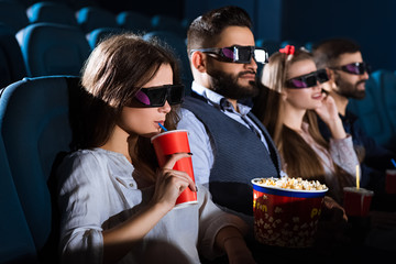 Naklejka premium Cheerful friends together at the movie theatre