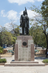 Fototapeta na wymiar Kuba; Havanna -Vedado; Statue von Benito Juarez Garcia