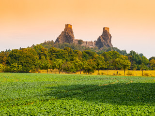 Obraz premium Ruins of Trosky Castle in Bohemian Paradise