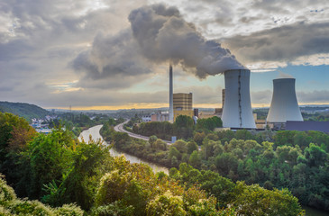Saarland Kraftwerk Fenne in Völklingen im Gegenlicht Blick von der Gerhardstraße