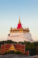 Naklejka premium golden mount temple of beautiful In the night bangkok, thailand
