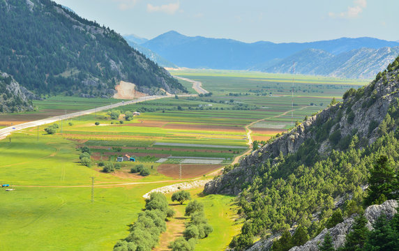 Dağlar Arasındaki Ovada &Ccedil;ilek Hasatı