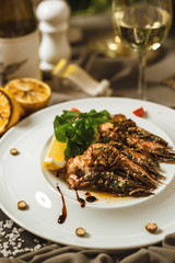 King prawns with salad and wine