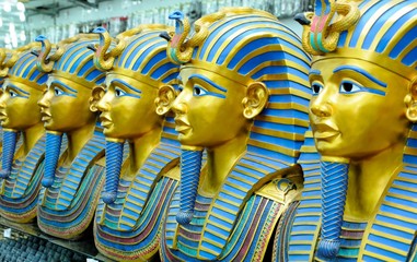 Obraz premium golden statues of the pharaohs in the souvenir shop, oriental gifts