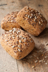 petits pains aux céréales sur table en vieux bois