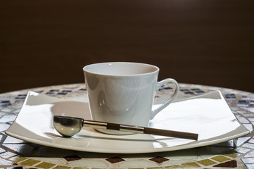 biała filiżanka na talerzyku, ceramika, White ceramic cup