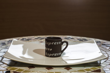 brązowa filiżanka na białym talerzyku, brown cup on a white saucer