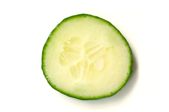 rondelle de concombre sur fond blanc