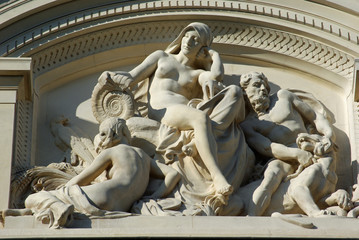 Obraz premium Statues du toit du musée d'Histoire Naturelle de Paris, France