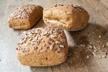 petits pains aux céréales sur table en vieux bois