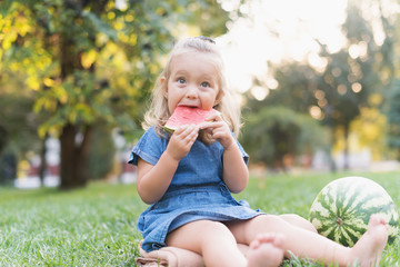 маленькая девочка кушает арбуз