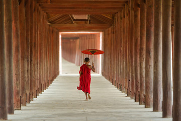 Obraz na płótnie Canvas Monk walking on ancient temple,Bagan Myanmar