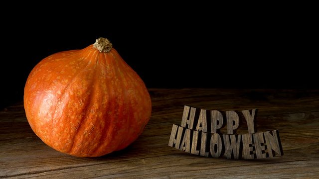 zucca di Halloween con testo 3D su legno