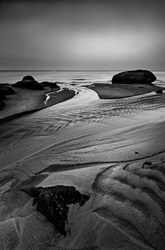 Fototapeta rhythm of calmness flow in black and white.
