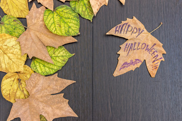 Осенние опавшие листья для декорации к празднику Хеллоуин. Фон, украшение.
