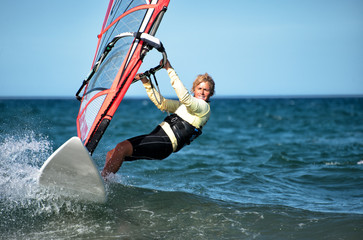 Frau beim Windsurfen