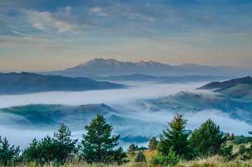 Poranne mgły i wschód słońca w Pieninach .