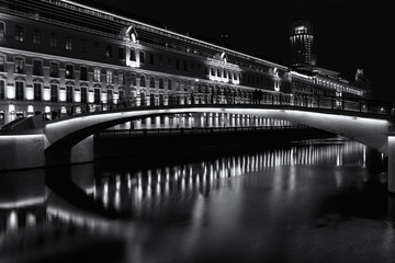 Fototapeta na wymiar black and white photo of the city at night.