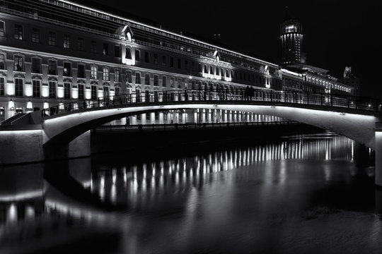 Fototapeta black and white photo of the city at night.