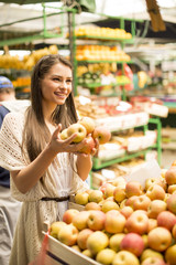 Obraz premium Young woman at the market