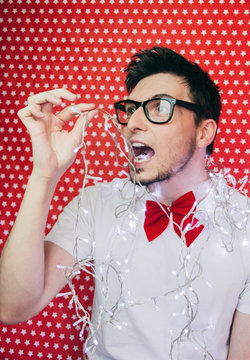 Chico hipster joven y elegante pas&aacute;ndoselo bien en una fiesta