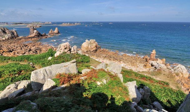 Vue sur la baie de Pors-Scaff depuis le haut d'un rocher qui longe le sentier c&ocirc;tier. Bretagne