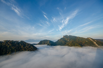 Poranne mgły i wschód słońca w Pieninach na Sokolicy i Wysokim Wierchu .