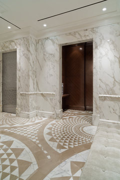 Entrance hallway with lift 