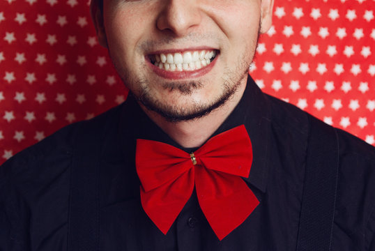 Hombre joven y elegante mostrando una amplia sonrisa 