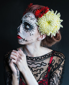 photo portrait of girl to dress up in the image of the goddess of death with the rosary in his hands praying Los Muertos