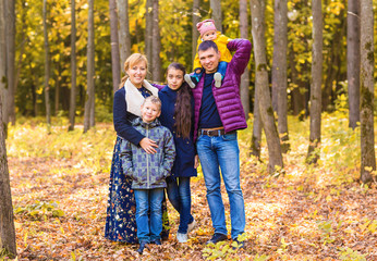 Naklejka premium Happy family having fun outdoors in autumn park