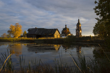 Obraz premium Autumn landscape with a pond, house and church