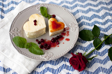 
Творожный пудинг в форме сердца с букетом роз