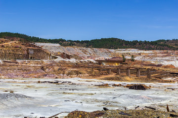 Pilares de piedra de puente en Rio Tinto en paisaje