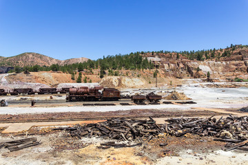 Antiguo tren minero y vagones