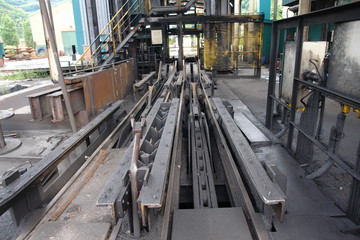 Zona de emabarque a los ascensores de un poz ominero con empujadores mec&aacute;nicos