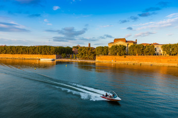 Obraz premium Quai de la Daurade et la Garonne à Toulouse en Midi-Pyrénées, Occitanie en France