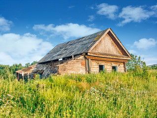 Obraz premium old abandoned wooden house