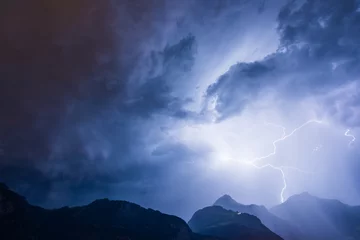 Foto op Plexiglas Onweer Bliksem over de bergen, bliksemschicht.