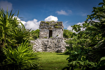 Fototapeta na wymiar Mayan Ruins - Tulum, Mexico
