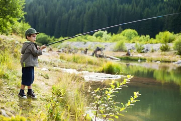 Photo sur Plexiglas Anti-reflet Pêcher Young boy fishing